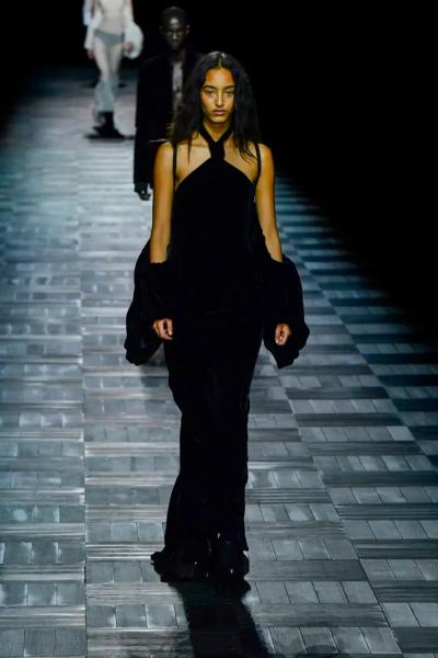 Модель в черном бархатном платье в пол черного цвета