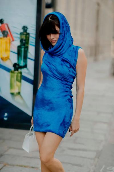 Девушка в синем бархатном платье мини с капюшоном и открытыми руками
